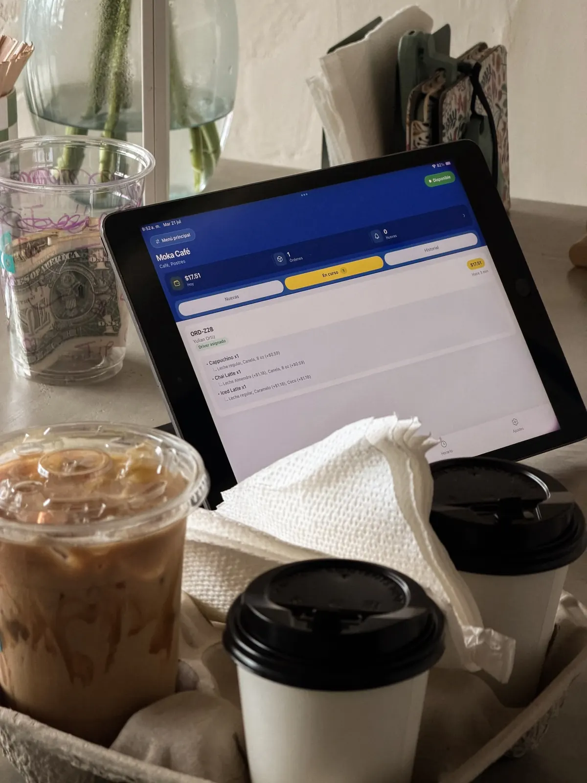 Cafés para llevar junto a la tableta de órdenes de Octane en Moka Café